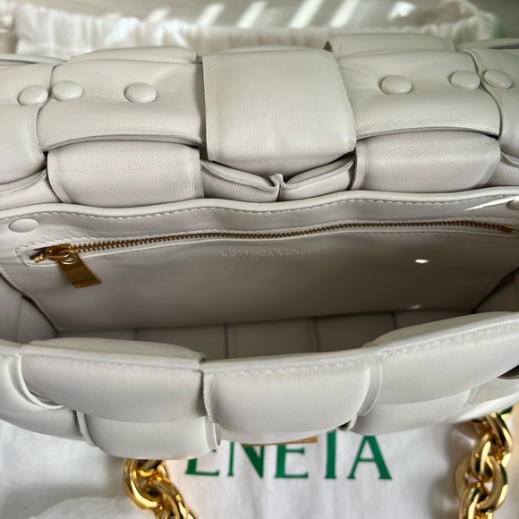 Bottega Veneta Chain Cassette Bag (in the color chalk) - Picture 4 of 7